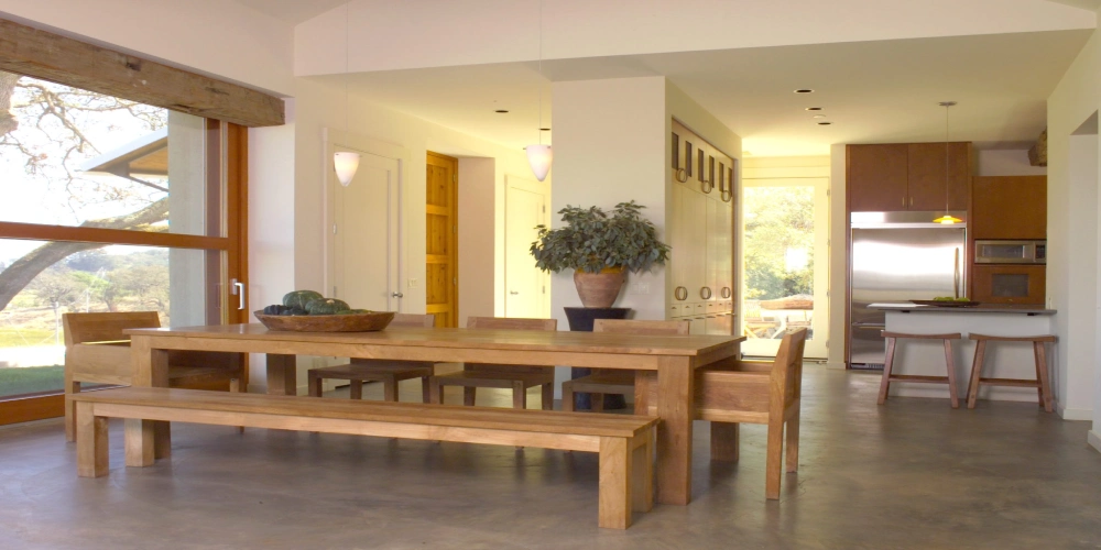 بازسازی سالن ناهارخوری با متریال چوب و المان‌های طبیعی