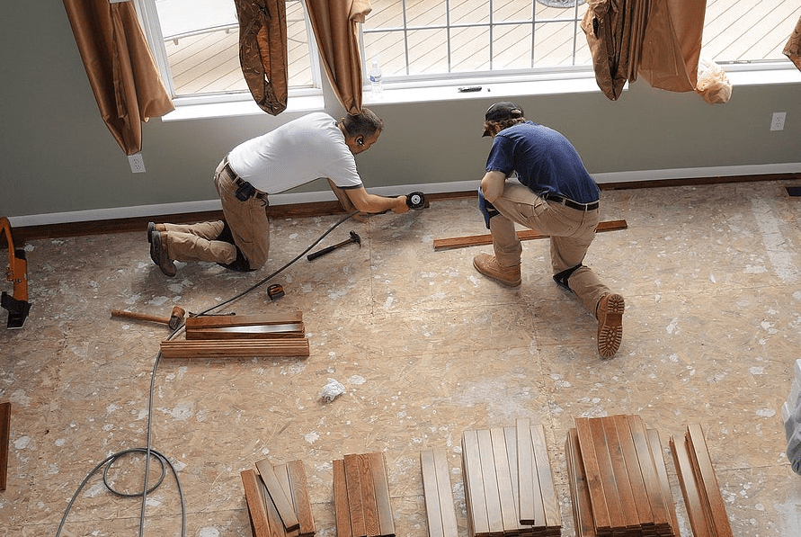 بازسازی خانه اساسی یا مرحله‌ای؟ مقایسه کامل مزایا، هزینه‌ها و ریسک‌ها